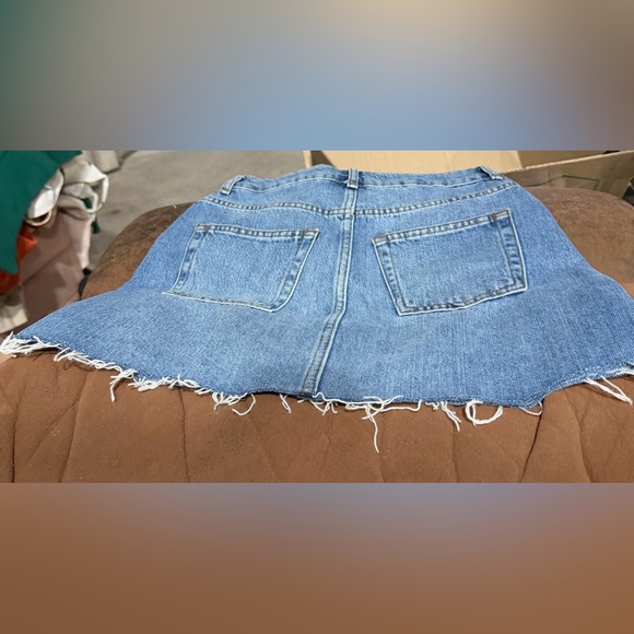 Topshop Denim Skirt is a blue mini skirt raw hem and five-pocket styling size 8 - Picture 3 of 3